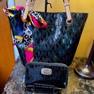 MICHAEL KORS, EUC PATENT LEATHER HANDBAG AND WALLET